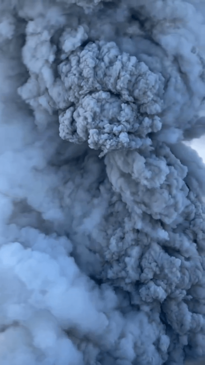 俄羅斯火山600年首爆發,灰柱噴6000米高。X@WeatherMonitors 俄羅斯火山600年首爆發,灰柱噴6000米高。X@WeatherMonitors