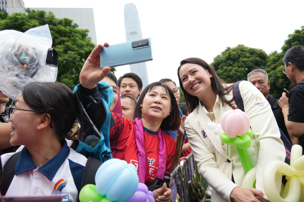 巿民爭相和何詩蓓合照。吳艷玲攝