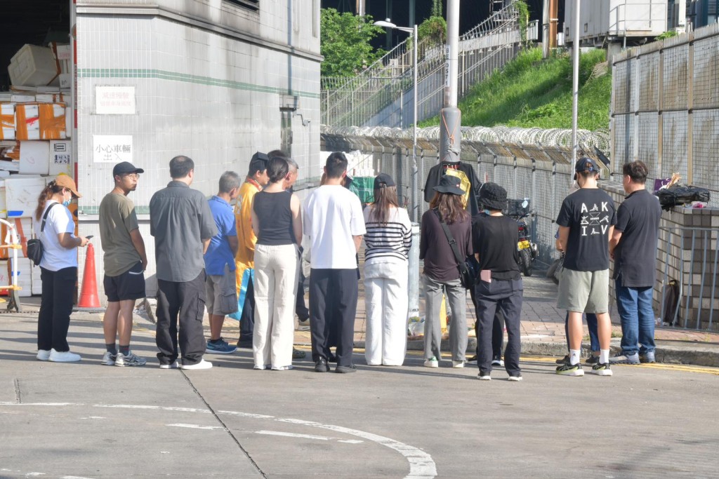 下午時分，有葉婆婆及印傭Siti親友到車禍現場路祭。