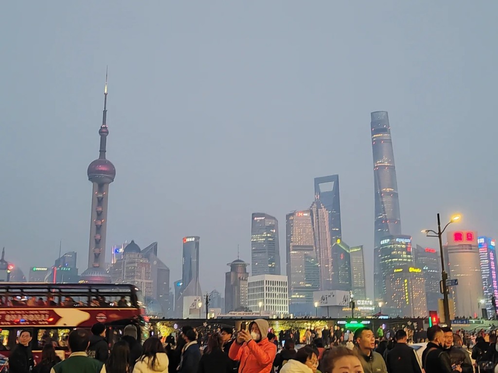 農曆新年期間大量旅客湧到上海。小紅書