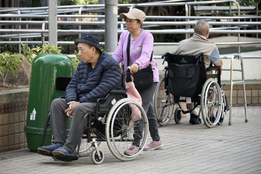 調查發現，四成受訪長者（40.8%）曾在家中或屋苑範圍內跌倒。資料圖片