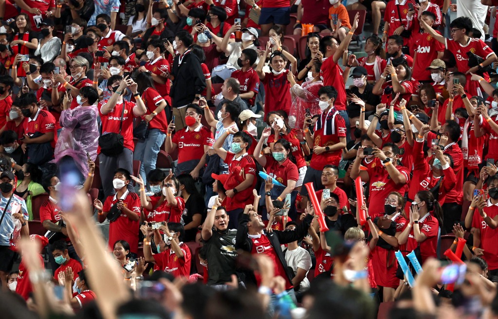 ５万球迷走入泰国国家体育场观战。　Reuters