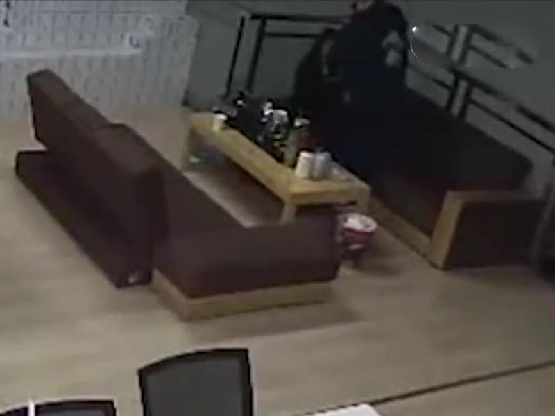 男子借送外賣的機會,在辦公室對女子進行猥褻。(澎湃新聞)