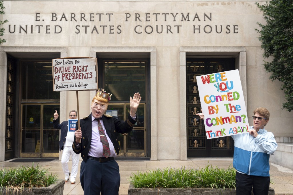 有示威者在华盛顿联邦法院外抗议。美联社