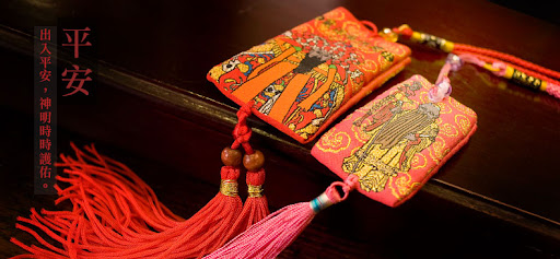 不少日本高中生到台北「霞海城隍廟」拜月老。台北霞海城隍廟