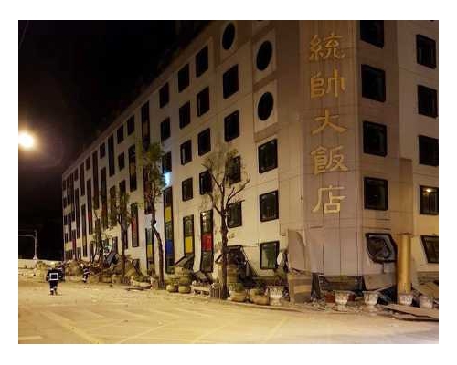 於上世紀60年代興建的老牌酒店統帥大飯店塌陷。AP