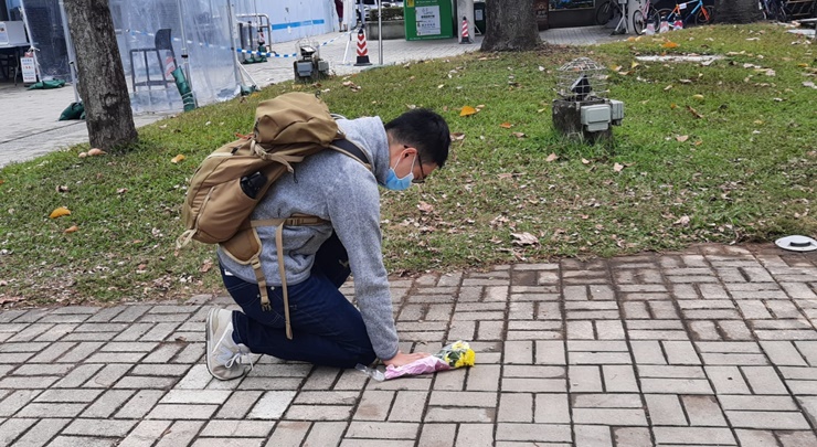 楊政賢擺放鮮花。