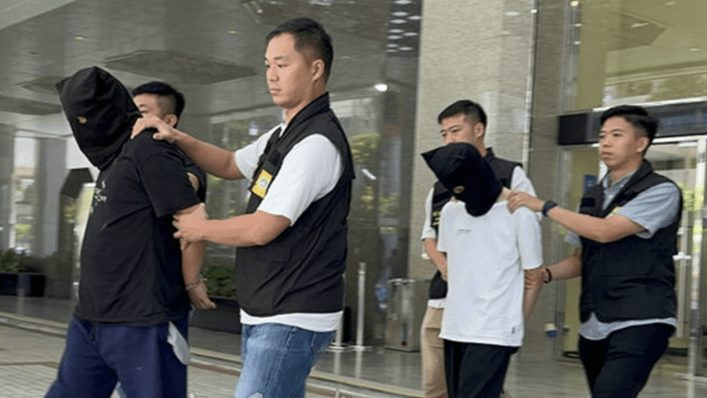 澳门司警拘捕两名香港男子。