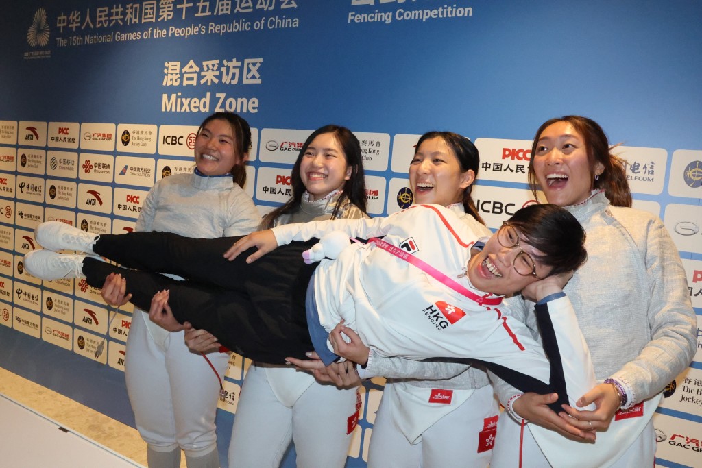 四位全運女佩代表在賽後訪問時連大師姐歐倩瑩也不放過,把她抱起來。 徐嘉華攝 四位全運女佩代表在賽後訪問時連大師姐歐倩瑩也不放過,把她抱起來。 徐嘉華攝