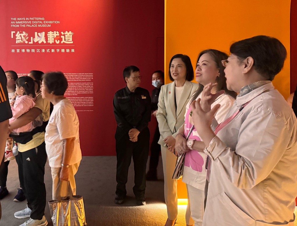 羅淑佩欣賞「『紋』以載道」沉浸式展覽。羅淑佩FB圖片 羅淑佩欣賞「『紋』以載道」沉浸式展覽。羅淑佩FB圖片