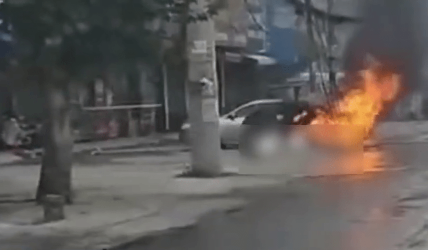 高壓電線從天而降，河南車輛爆炸燒毀。