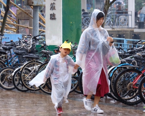 位於珠江口及深圳一帶的強雷雨區正向東南移動。