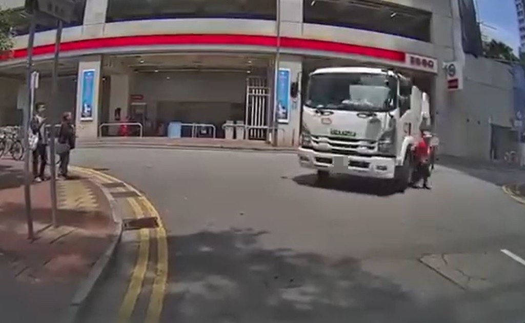 妇人见水缸车驶至即时停步，并转身欲稍为后退。fb车cam L（香港群组）影片截图
