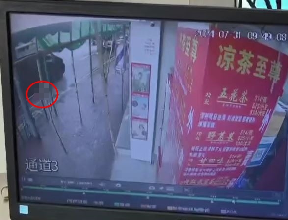 貨Van駛至再撞婦人，將她捲入車底。讀者提供CCTV片段截圖