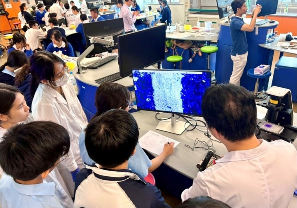 學生不再只是從課本閱讀癌症知識，而是通過數碼顯微鏡觀察癌細胞的形態和生長，了解癌細胞遷移、藥物抑制，以及細胞存活率等。（作者提供）