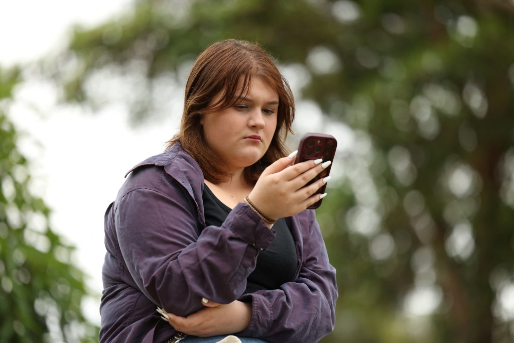 在法國，限制未成年人使用社交媒體獲得廣泛的政治與民意支持。路透社