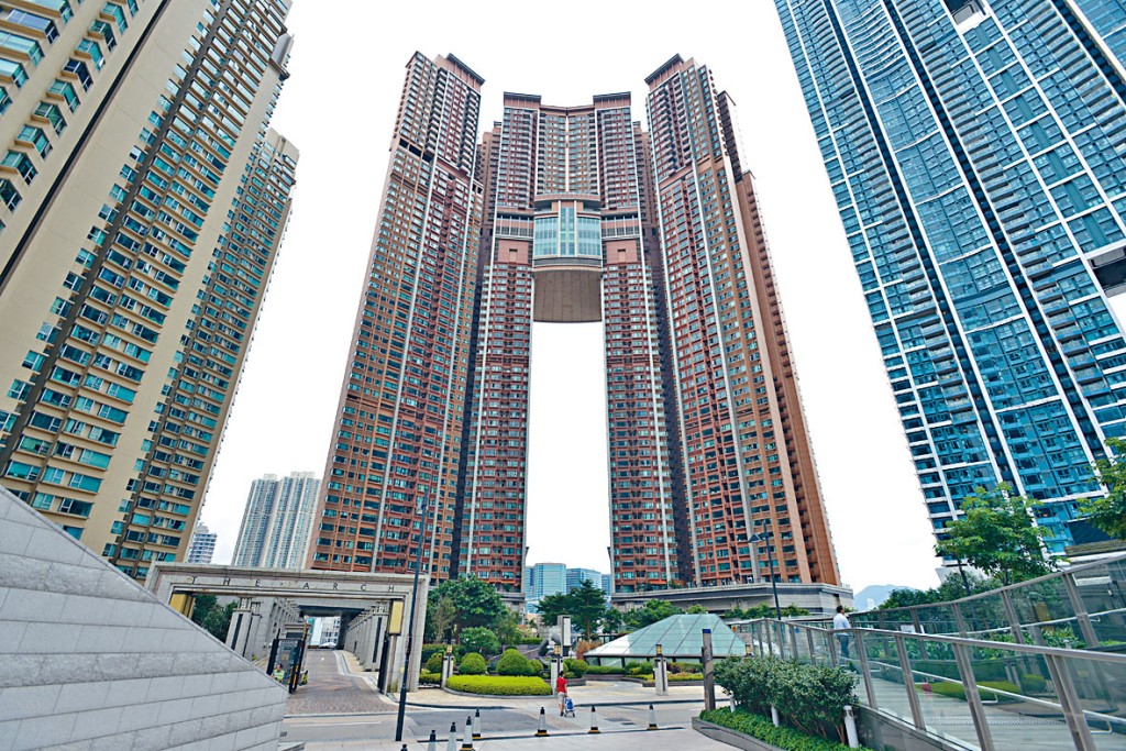 九龍站地標屋苑凱旋門，基座為港鐵九龍站，鄰近高鐵西九龍站，擁交通出行便利。