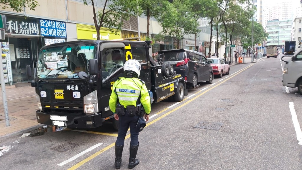 荃灣警區一連兩天在區內嚴厲打擊違例泊車及阻塞交通車輛。(警方提供)