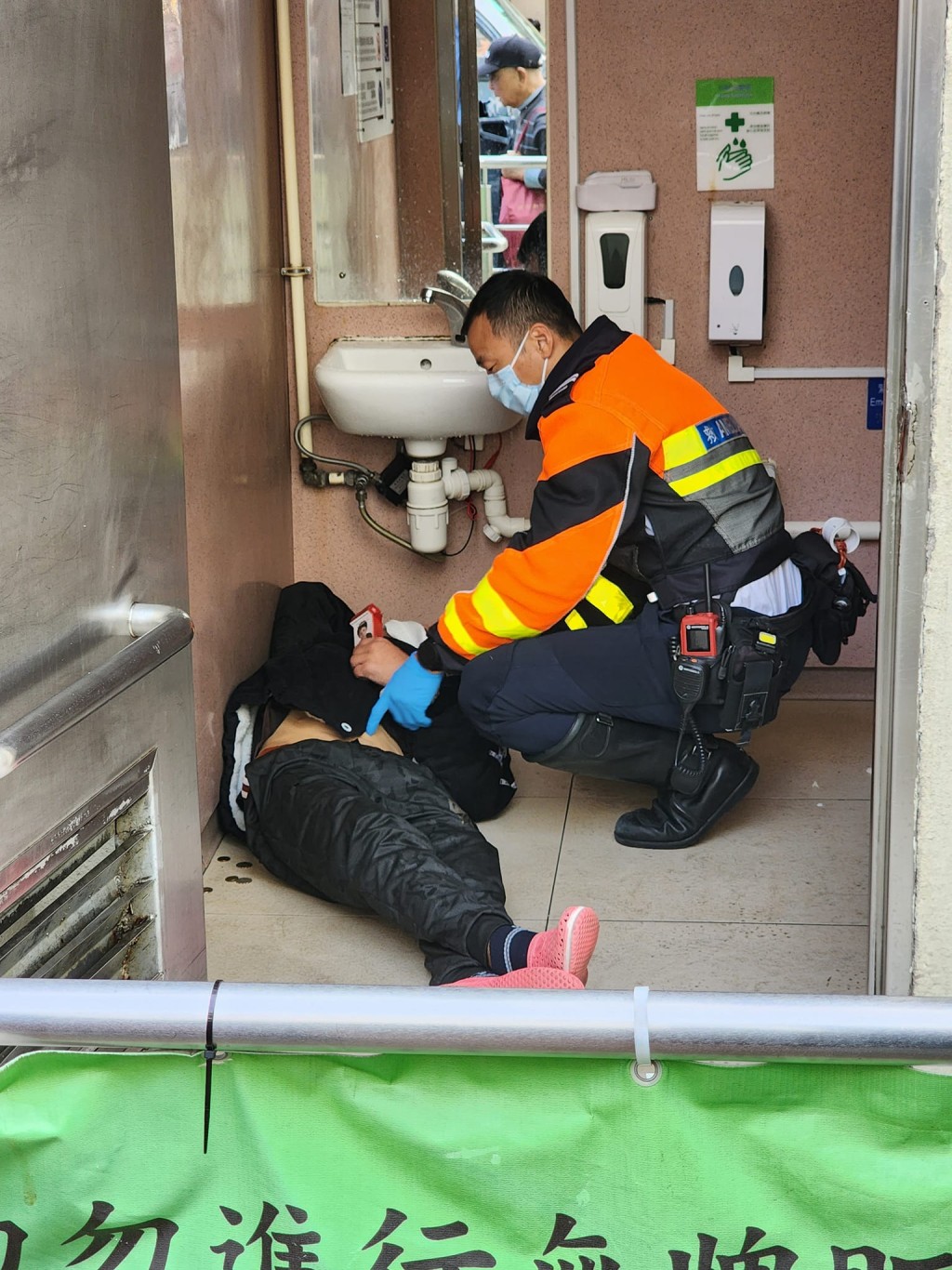 男子倒卧公厕厕格内。fb：深水埗街坊会