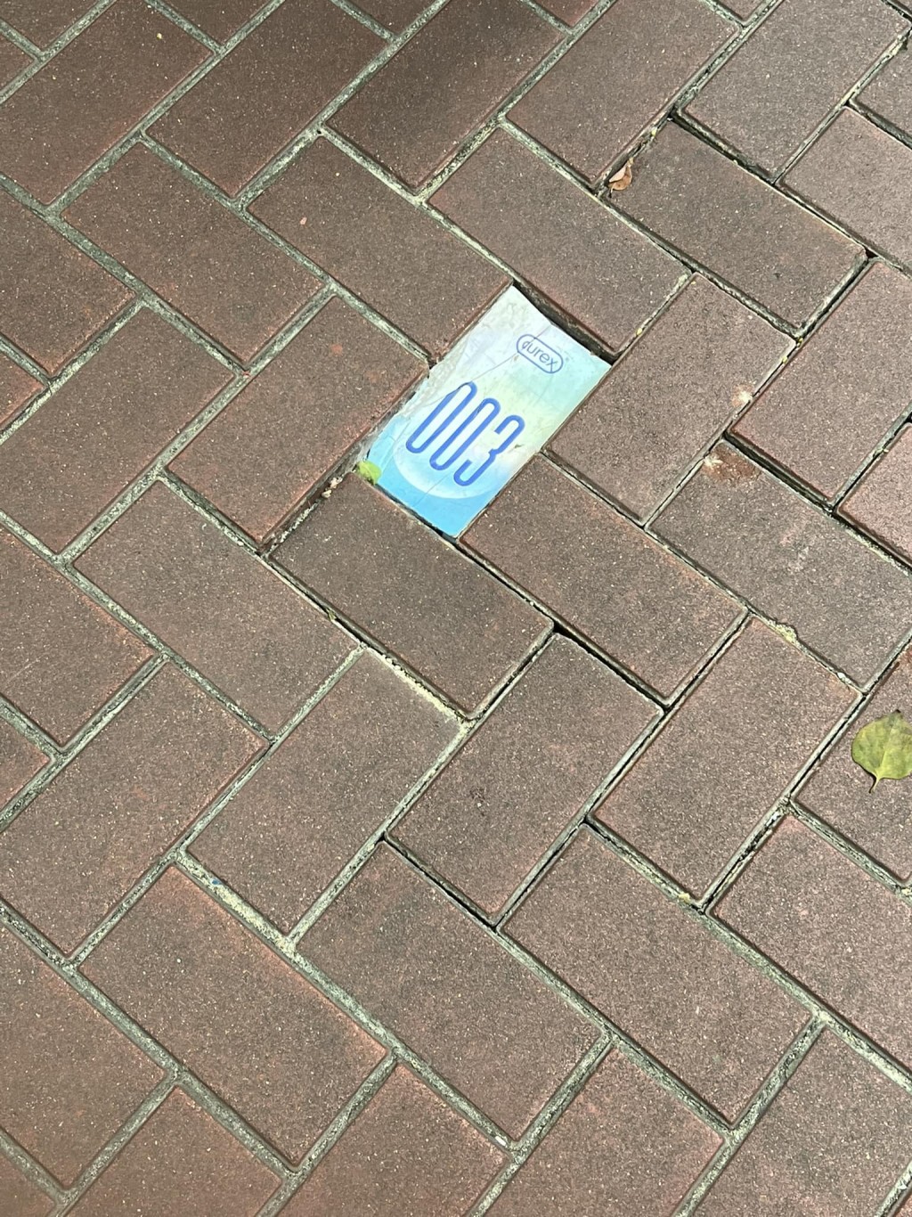 避孕套包装纸盒稳稳地铺在地砖缺口上。网图