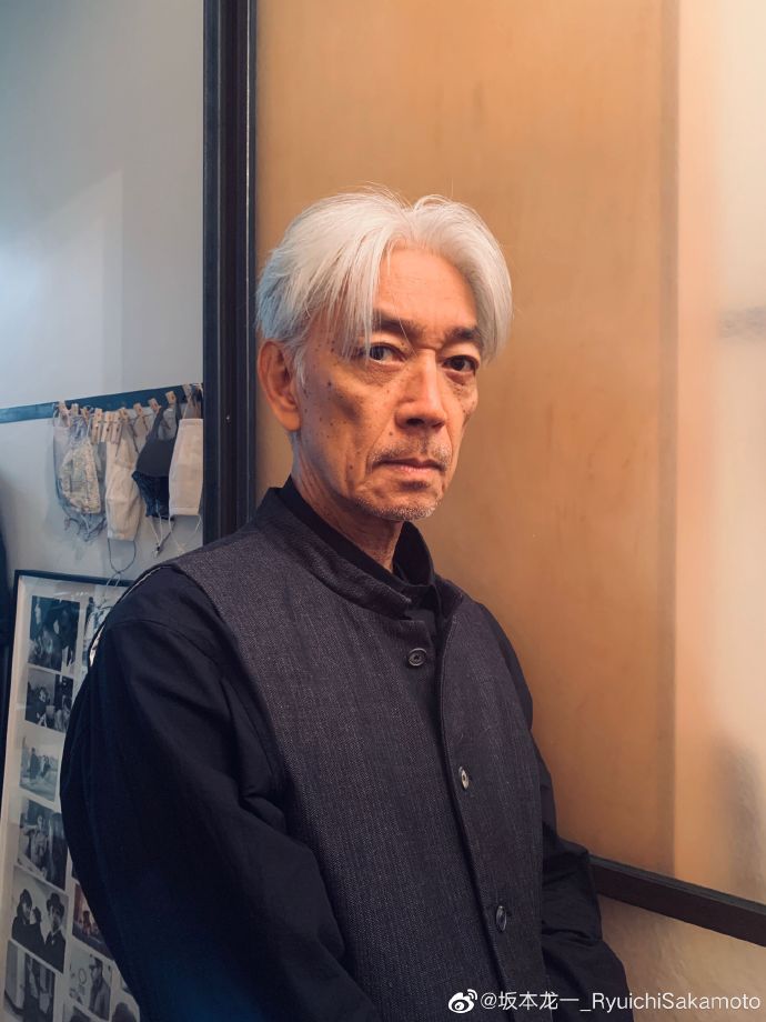 坂本龍一稱此後將「與癌共生」。