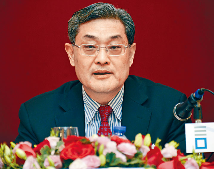 ■深圳国际去年赚50.2亿元，按年升19%；每股基本盈利2.34元。图为主席高雷。