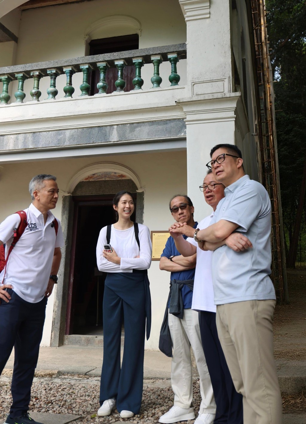 鄧炳強(右)帶議員和旅遊業議會代表考察沙頭角。 鄧炳強(右)帶議員和旅遊業議會代表考察沙頭角。