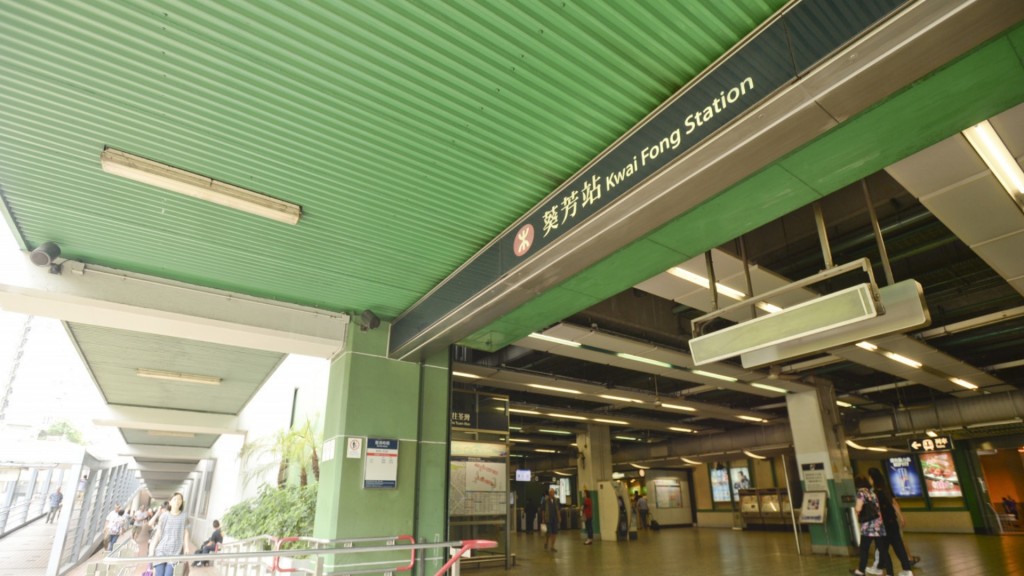 多輛停泊在葵芳地鐵站外的小巴車窗被撬盜竊。 