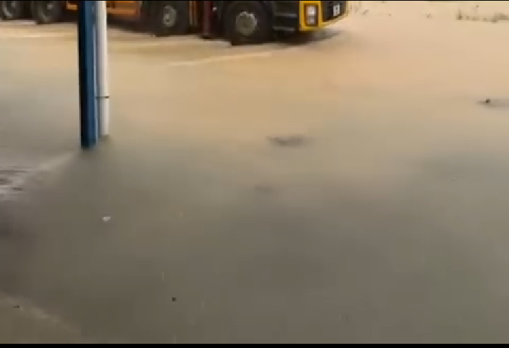 雨水夾雜泥水 雨水夾雜泥水