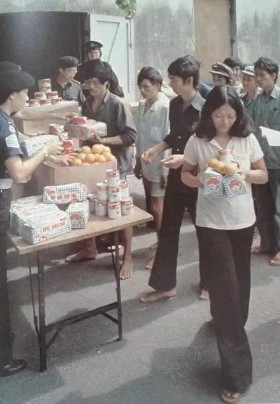 1970年代香港經歷多次天災,其時港英政府向市民派發嘉頓麵包、煉奶及水果等賑災物資。 1970年代香港經歷多次天災,其時港英政府向市民派發嘉頓麵包、煉奶及水果等賑災物資。