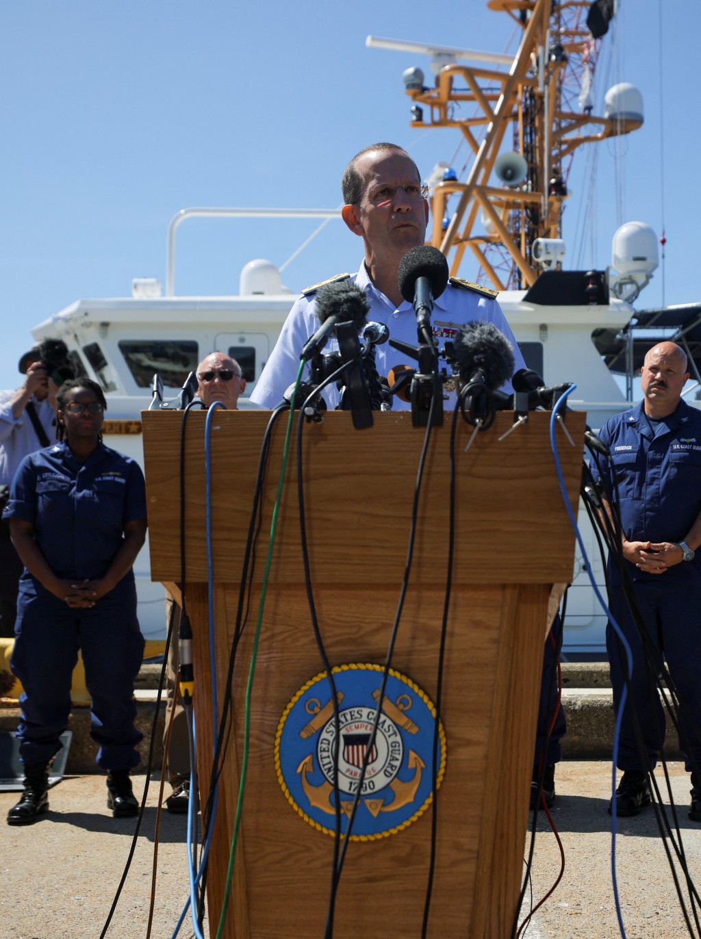 第一海岸警卫队地区指挥官、海军少将莫格更新了失踪的海洋之门潜水器的搜索情况。路透社