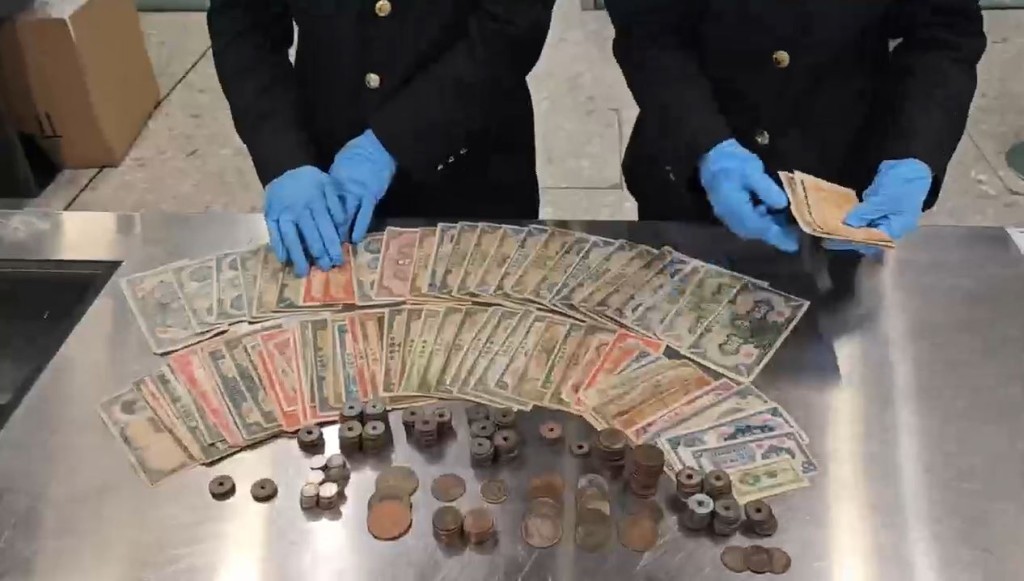 外籍客在西九龙站由内地出境时被发现企图走私古董钱币及古生物化石。海关发布