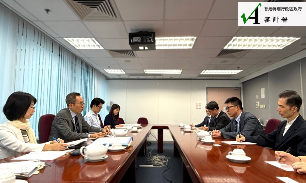 物流署署長陳嘉信（左二）終公開露面。審計署fb