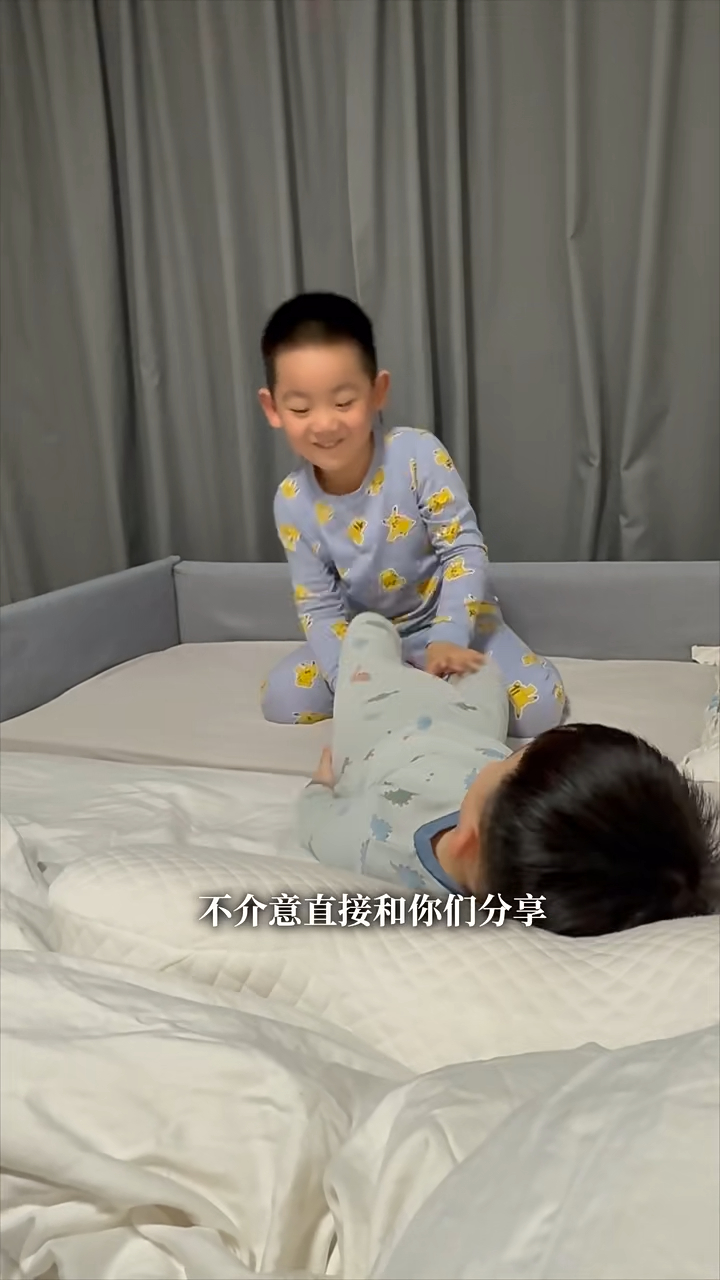 孩子們在床上嬉戲。 孩子們在床上嬉戲。