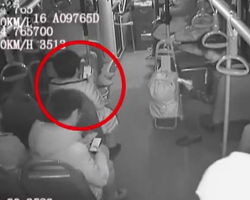 男童一路追打公交，其母在車上玩手機未發覺。(網圖)