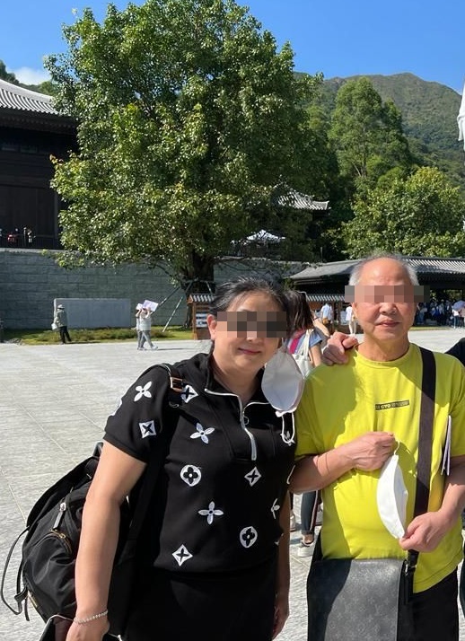 前夫父母在慈山寺合照。受訪者提供