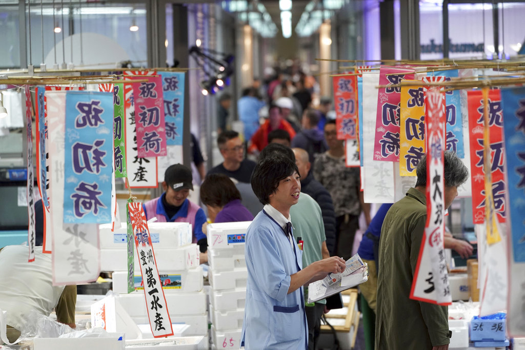 東京豐洲市場開業。AP