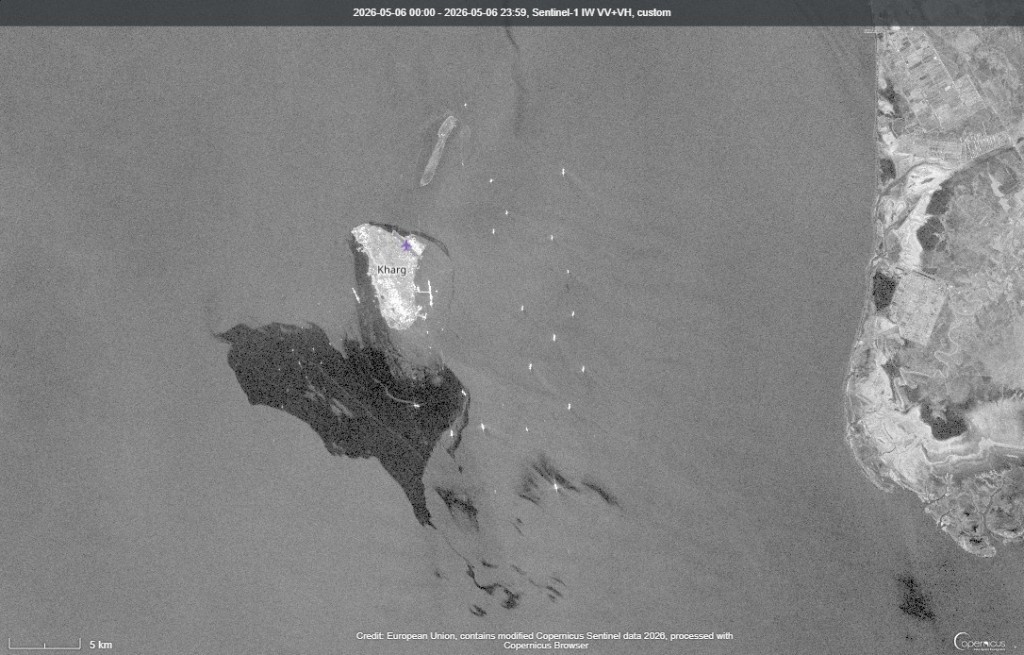 衛星影像顯示，伊朗哈爾克島島外海似乎出現油污擴散跡象。美聯社