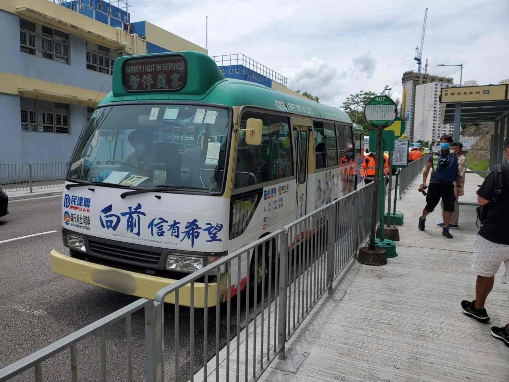 兩車意外後停在路邊等候警方調查。