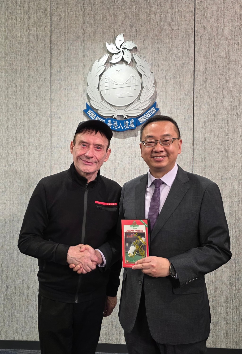 熱愛桌球運動的郭俊峯與Jimmy White合照,郭手上的是Jimmy打桌球的錄影帶。 熱愛桌球運動的郭俊峯與Jimmy White合照,郭手上的是Jimmy打桌球的錄影帶。