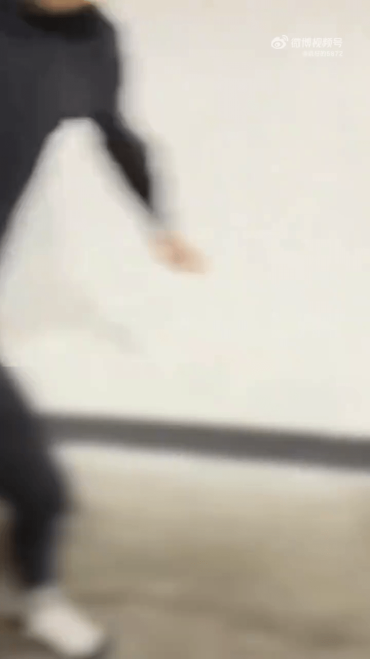 冷血教官將貓摔落地。 網片截圖 冷血教官將貓摔落地。 網片截圖