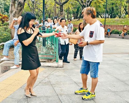 早前有「大媽」在公園獻唱常被投訴噪音滋擾。 資料圖片