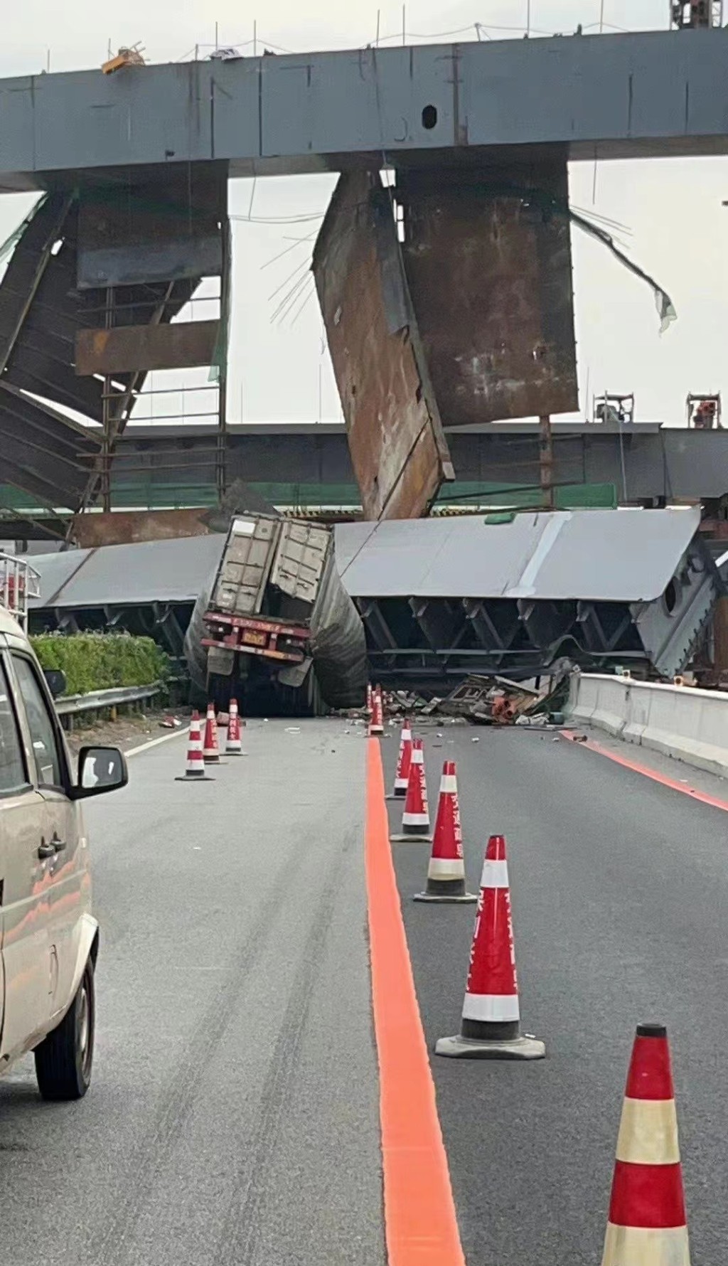 大橋倒塌有貨車被壓住。網上圖片