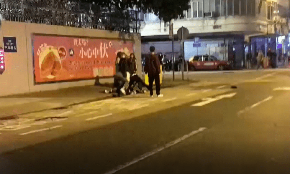 影片開頭見一班青年在旺角警署外圍毆另一名青年。網上截圖