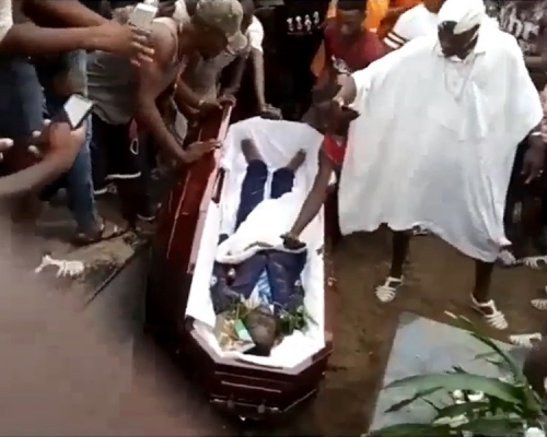 粉絲衝上前伸手解開阿拉法的衫鈕。網圖
