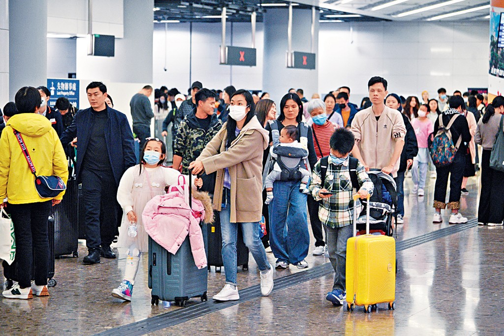 不少外遊市民昨日開始陸續返港。