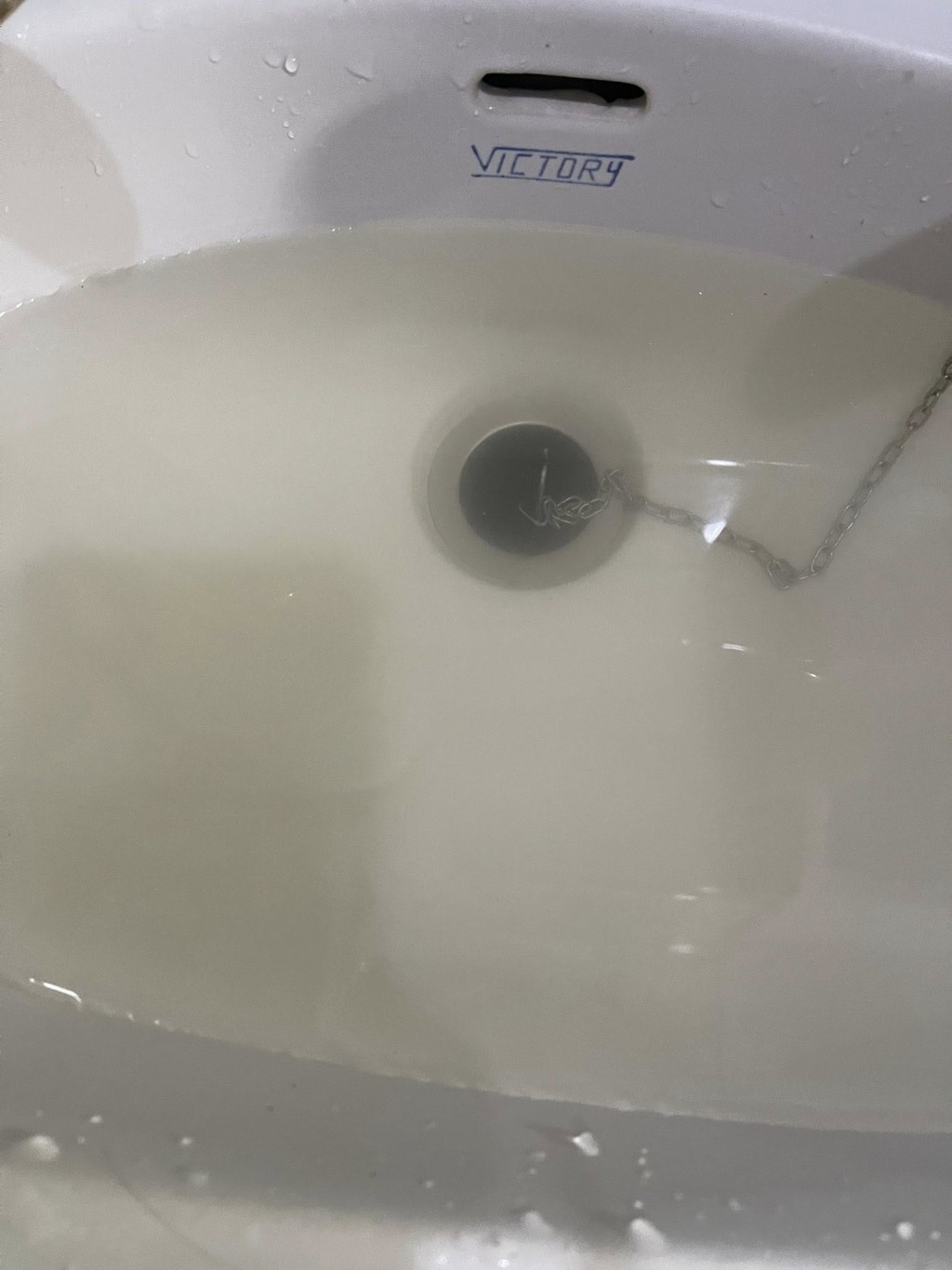 粉嶺今日有多名居民表示食水非常污濁,從水龍頭流出的食水如呈現微黃色。網上圖片 粉嶺今日有多名居民表示食水非常污濁,從水龍頭流出的食水如呈現微黃色。網上圖片