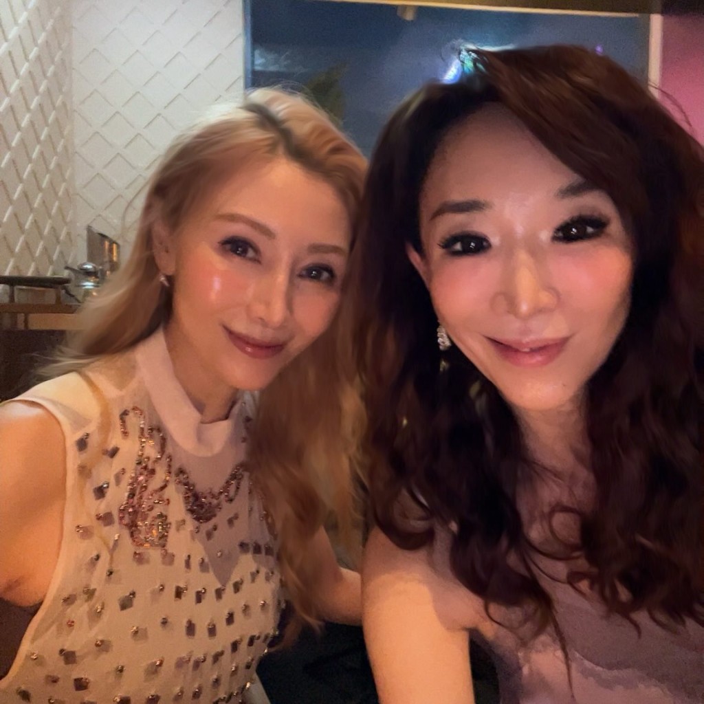 李嘉欣早前與友人一起預祝母親節，網民大讚李嘉欣肌膚緊緻。