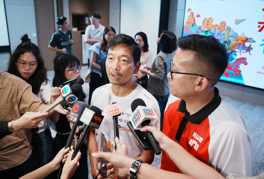 梁百行今早(24日)再在電台節目公開道歉並解釋。 梁百行今早(24日)再在電台節目公開道歉並解釋。