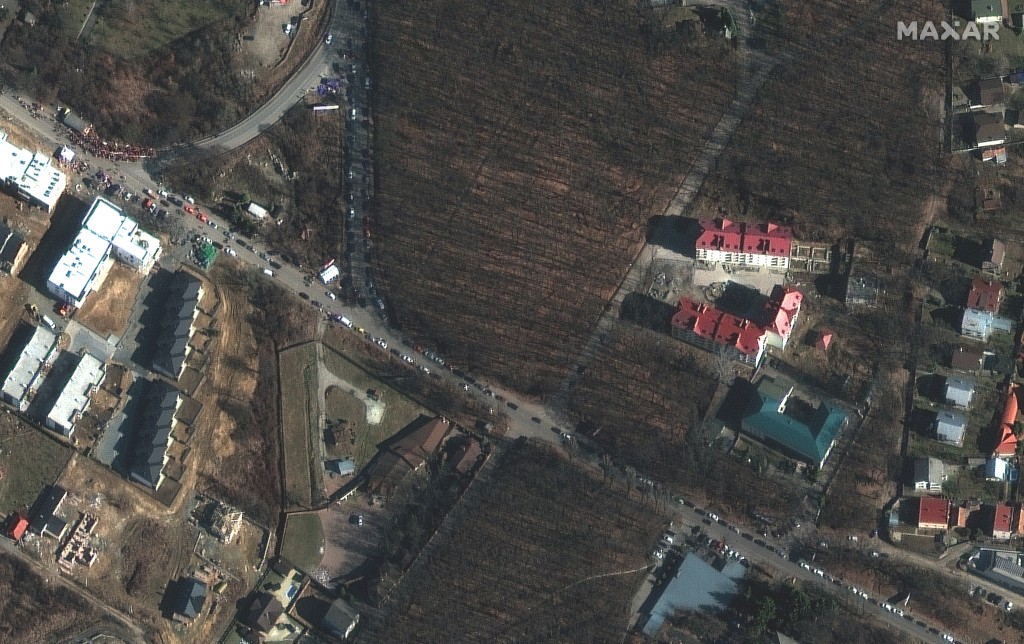 卫星图像显示乌克兰难民等待进入斯洛伐克。AP图